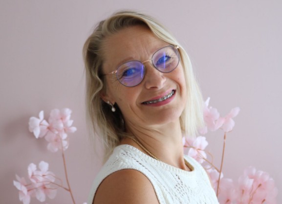 Schermafbeelding 2025-08-24 111841 bijgeknipte foto van Jacqueline voor een roze muur